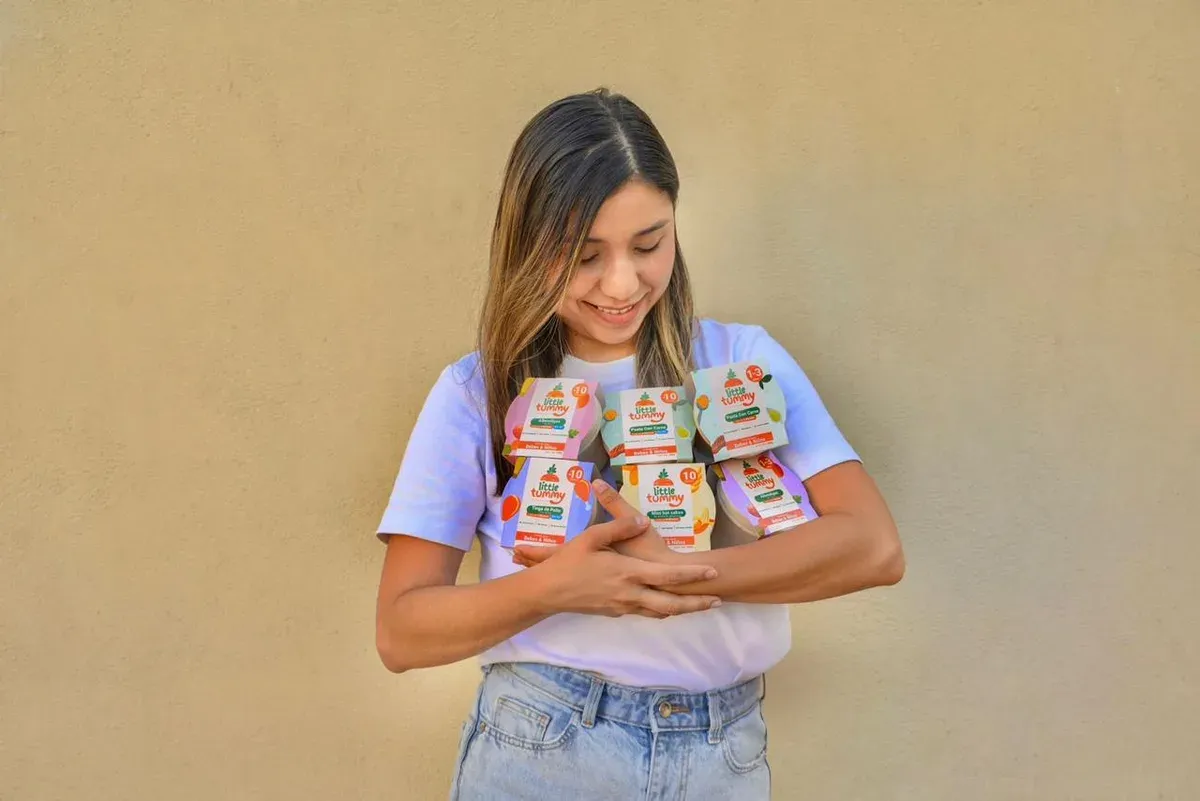 Karen, fundadora de Little Tummy, preparando comida natural para bebés